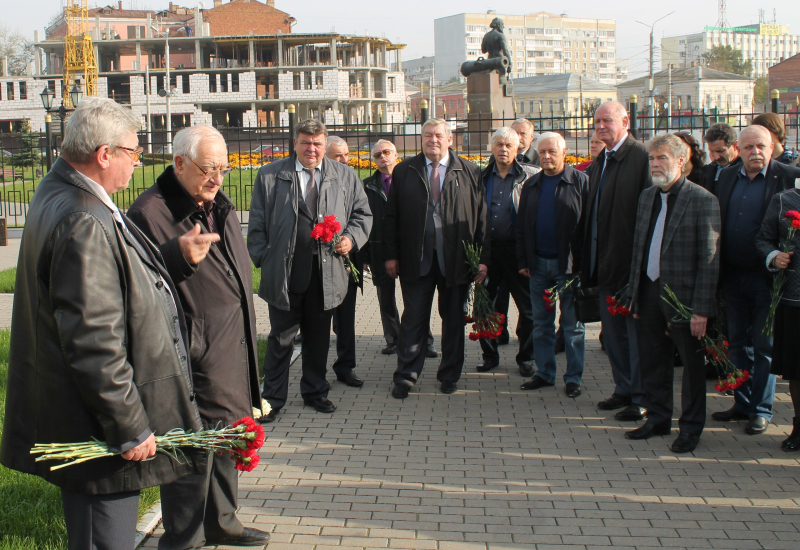 На Аллее Славы знаменитых оружейников г. Тулы почтили память В.П. Грязева. Тульский Государственный Музей Оружия