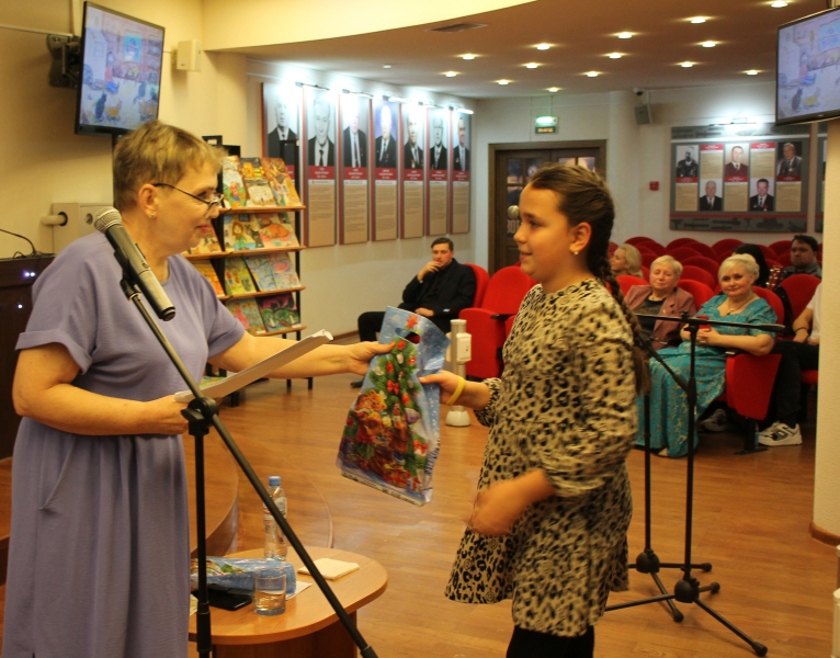 «Симметрия зимы»: В Тульском музее оружия вновь звучит мелодичное поэтическое слово Екатерины Картавцевой Тульский Государственный Музей Оружия