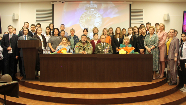 Встреча Почетного гражданина Тульской области В.П. Лебедева и руководителя общественной организации «Они сражались за Родину» К.В. Ферапонтова со студентами. Тульский Государственный Музей Оружия