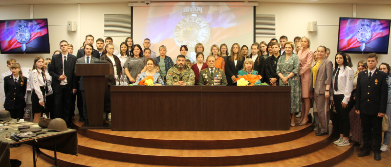 Встреча Почетного гражданина Тульской области В.П. Лебедева и руководителя общественной организации «Они сражались за Родину» К.В. Ферапонтова со студентами. Тульский Государственный Музей Оружия