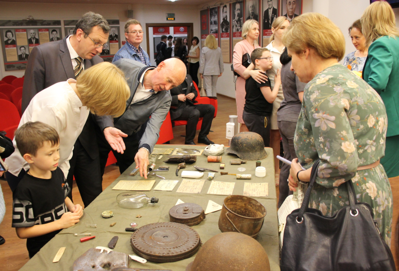 Встреча Почетного гражданина Тульской области В.П. Лебедева и руководителя общественной организации «Они сражались за Родину» К.В. Ферапонтова со студентами. Тульский Государственный Музей Оружия