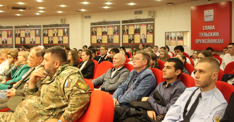 Встреча Почетного гражданина Тульской области В.П. Лебедева и руководителя общественной организации «Они сражались за Родину» К.В. Ферапонтова со студентами. Тульский Государственный Музей Оружия