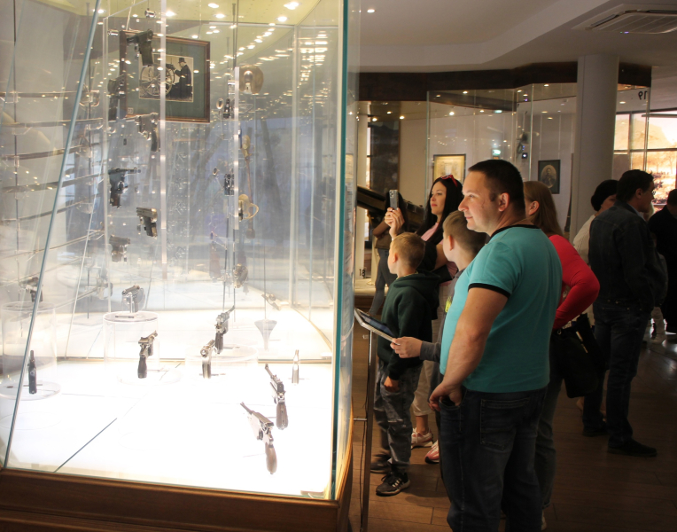 Дорогие друзья, с праздником! С Днем России! Тульский Государственный Музей Оружия