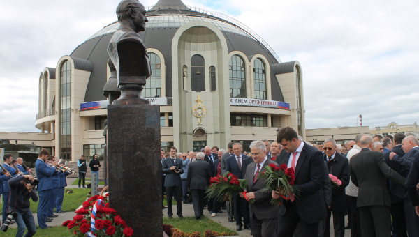В День оружейника на Аллее Славы знаменитых оружейников г. Тулы музея оружия открыт бюст Г.А. Денежкина. Тульский Государственный Музей Оружия