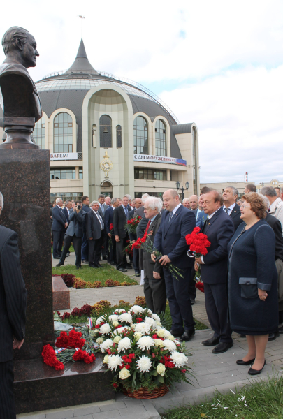 В День оружейника на Аллее Славы знаменитых оружейников г. Тулы музея оружия открыт бюст Г.А. Денежкина. Тульский Государственный Музей Оружия