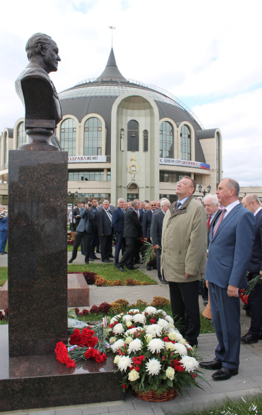 В День оружейника на Аллее Славы знаменитых оружейников г. Тулы музея оружия открыт бюст Г.А. Денежкина. Тульский Государственный Музей Оружия