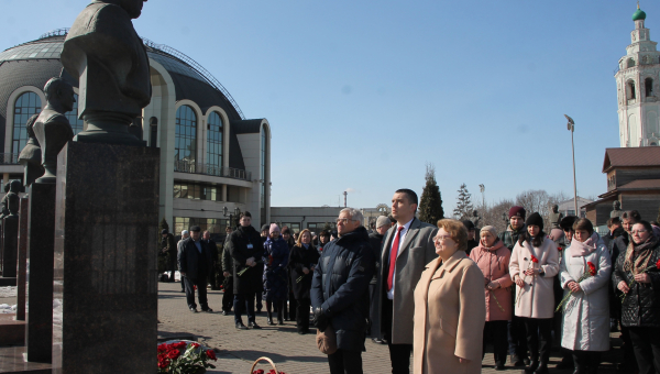 Торжественная церемония возложения цветов к бюсту Н.А. Макаровца на Аллее Славы знаменитых оружейников г.Тулы на территории Тульского музея оружия Тульский Государственный Музей Оружия