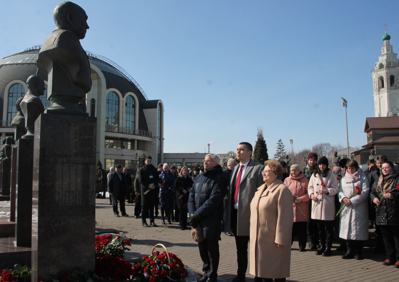 Торжественная церемония возложения цветов к бюсту Н.А. Макаровца на Аллее Славы знаменитых оружейников г.Тулы на территории Тульского музея оружия Тульский Государственный Музей Оружия