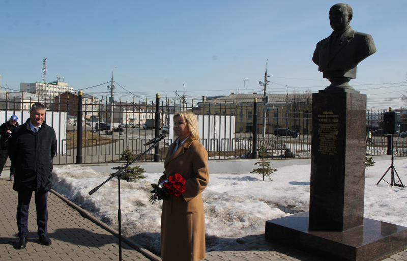 Торжественная церемония возложения цветов к бюсту Н.А. Макаровца на Аллее Славы знаменитых оружейников г.Тулы на территории Тульского музея оружия Тульский Государственный Музей Оружия