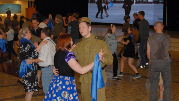 «Синий платочек Победы» в торжественном зале под куполом «шлема». Тульский Государственный Музей Оружия