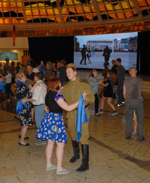 «Синий платочек Победы» в торжественном зале под куполом «шлема». Тульский Государственный Музей Оружия