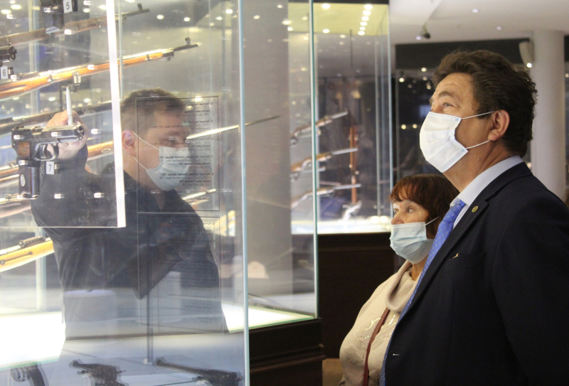 Директор музея «Ижмаш» АО «Концерн «Калашников» С.В. Носачев познакомился с постоянной экспозицией Тульского музея оружия Тульский Государственный Музей Оружия