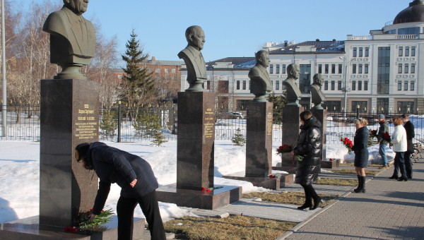 В канун 310-летия Императорского Тульского оружейного завода сотрудники музея оружия и оружейного завода почтили память знаменитых тульских оружейников возложением цветов к бюстам на Аллее Сл Тульский Государственный Музей Оружия