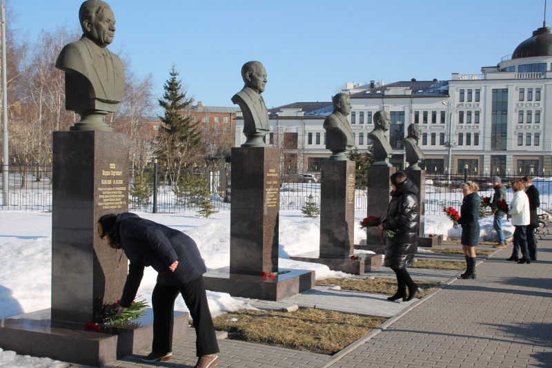 В канун 310-летия Императорского Тульского оружейного завода сотрудники музея оружия и оружейного завода почтили память знаменитых тульских оружейников возложением цветов к бюстам на Аллее Сл Тульский Государственный Музей Оружия