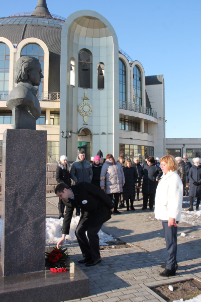 В канун 310-летия Императорского Тульского оружейного завода сотрудники музея оружия и оружейного завода почтили память знаменитых тульских оружейников возложением цветов к бюстам на Аллее Сл Тульский Государственный Музей Оружия