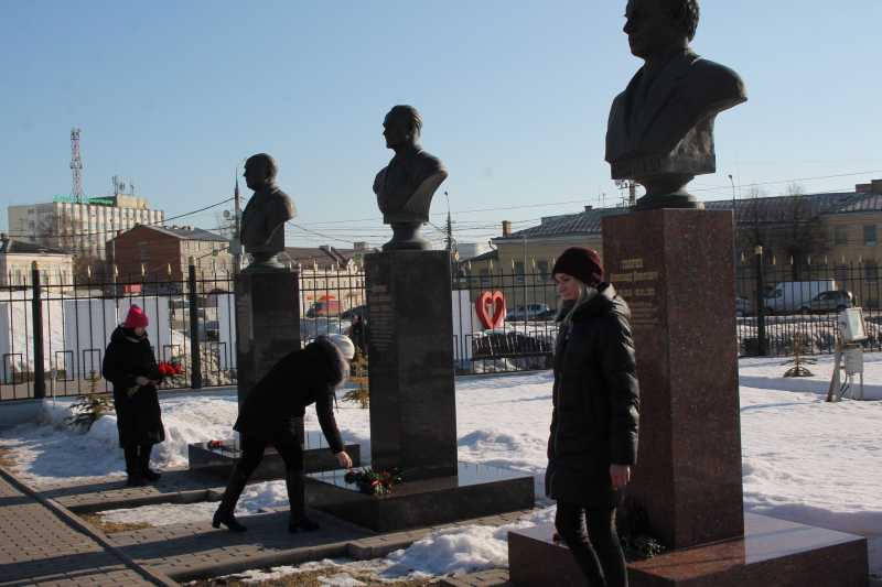 В канун 310-летия Императорского Тульского оружейного завода сотрудники музея оружия и оружейного завода почтили память знаменитых тульских оружейников возложением цветов к бюстам на Аллее Сл Тульский Государственный Музей Оружия