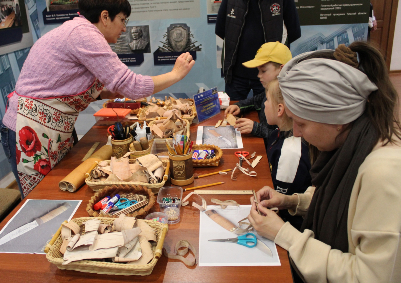 «Наставники и хранители оружейных традиций»! Творческая встреча молодежи с известными мастерами – наставниками Школы тульских мастеров. Тульский Государственный Музей Оружия