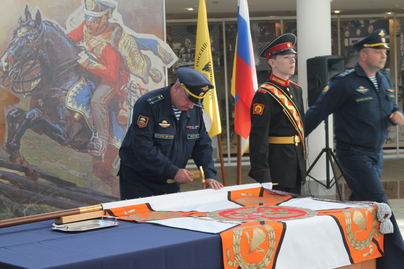 В музее оружия прошла церемония крепления к древку полотнища знамени Тульского суворовского военного училища Тульский Государственный Музей Оружия