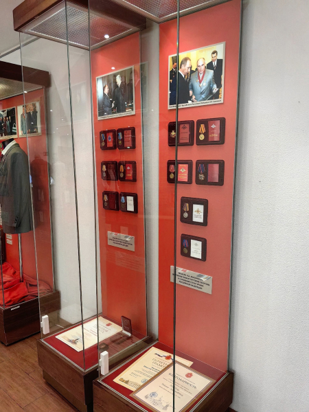 В День оружейника в здании-шлеме Тульского музея оружия открылась выставка «На защите Родины», посвященная 85-летию Николая Александровича Макаровца Тульский Государственный Музей Оружия