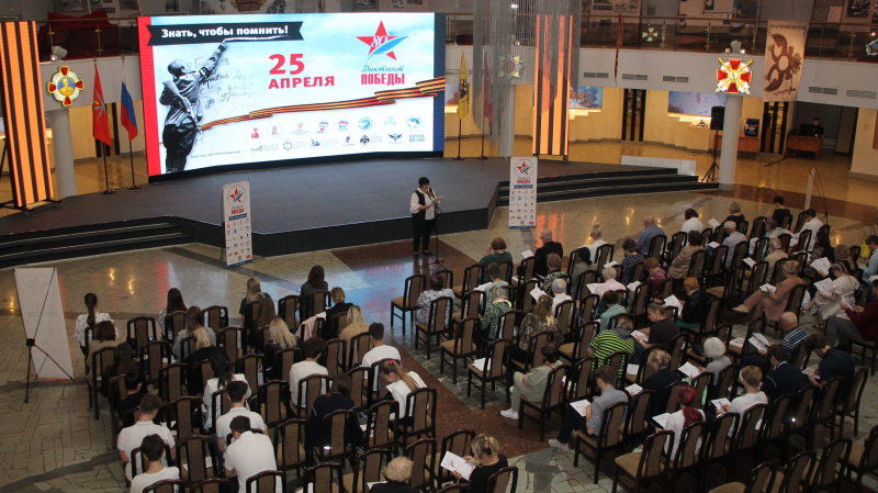 Сегодня в торжественном Зале Славы российского оружия Тульского государственного музея оружия состоялся «Диктант Победы» на тему событий Великой Отечественной войны. Тульский Государственный Музей Оружия