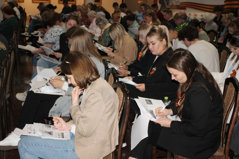 Сегодня в торжественном Зале Славы российского оружия Тульского государственного музея оружия состоялся «Диктант Победы» на тему событий Великой Отечественной войны. Тульский Государственный Музей Оружия