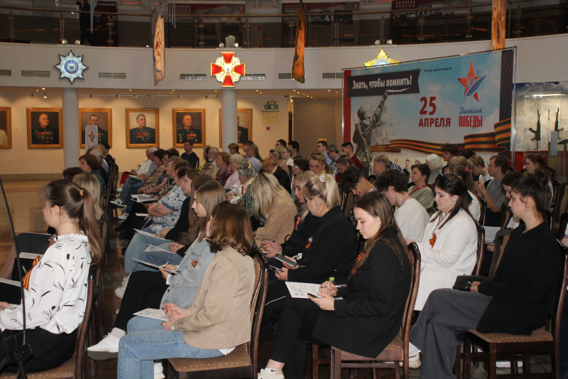Сегодня в торжественном Зале Славы российского оружия Тульского государственного музея оружия состоялся «Диктант Победы» на тему событий Великой Отечественной войны. Тульский Государственный Музей Оружия