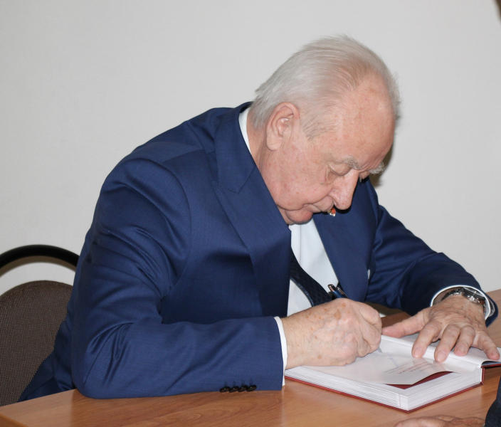 В библиотечном фонде музея оружия появилась книга с автографом В. М. Лискина, посвятившего жизнь созданию новейших образцов вооружения и военной техники Тульский Государственный Музей Оружия