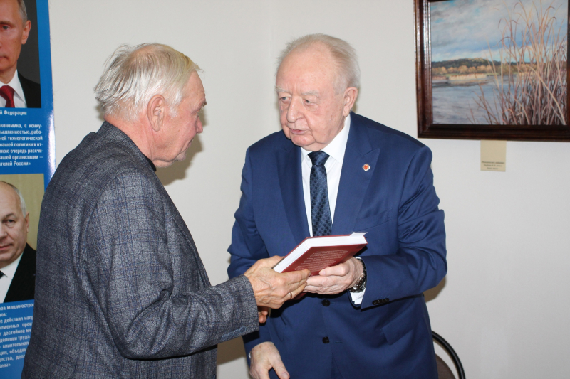 В библиотечном фонде музея оружия появилась книга с автографом В. М. Лискина, посвятившего жизнь созданию новейших образцов вооружения и военной техники Тульский Государственный Музей Оружия