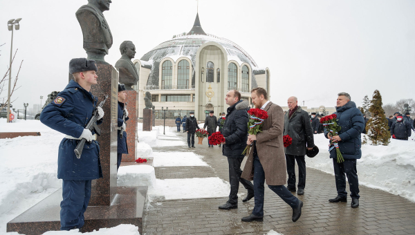 На Аллее Славы знаменитых оружейников города Тулы состоялась торжественная церемония возложения цветов к бюсту Геннадия Алексеевича Денежкина Тульский Государственный Музей Оружия