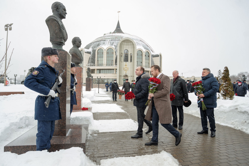 На Аллее Славы знаменитых оружейников города Тулы состоялась торжественная церемония возложения цветов к бюсту Геннадия Алексеевича Денежкина Тульский Государственный Музей Оружия