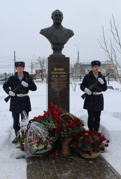 На Аллее Славы знаменитых оружейников города Тулы состоялась торжественная церемония возложения цветов к бюсту Геннадия Алексеевича Денежкина Тульский Государственный Музей Оружия