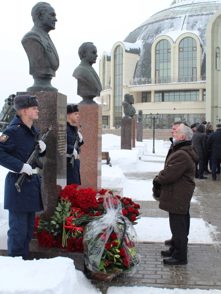 На Аллее Славы знаменитых оружейников города Тулы состоялась торжественная церемония возложения цветов к бюсту Геннадия Алексеевича Денежкина Тульский Государственный Музей Оружия