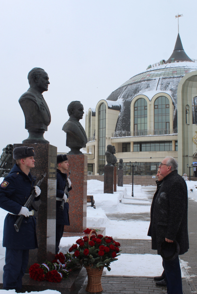 На Аллее Славы знаменитых оружейников города Тулы состоялась торжественная церемония возложения цветов к бюсту Геннадия Алексеевича Денежкина Тульский Государственный Музей Оружия