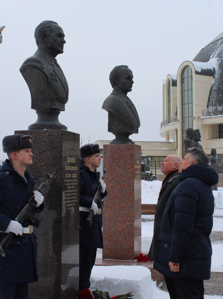 На Аллее Славы знаменитых оружейников города Тулы состоялась торжественная церемония возложения цветов к бюсту Геннадия Алексеевича Денежкина Тульский Государственный Музей Оружия