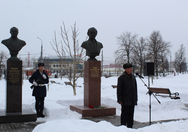 На Аллее Славы знаменитых оружейников города Тулы состоялась торжественная церемония возложения цветов к бюсту Геннадия Алексеевича Денежкина Тульский Государственный Музей Оружия