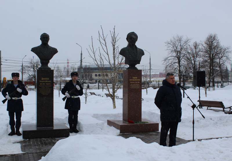 На Аллее Славы знаменитых оружейников города Тулы состоялась торжественная церемония возложения цветов к бюсту Геннадия Алексеевича Денежкина Тульский Государственный Музей Оружия