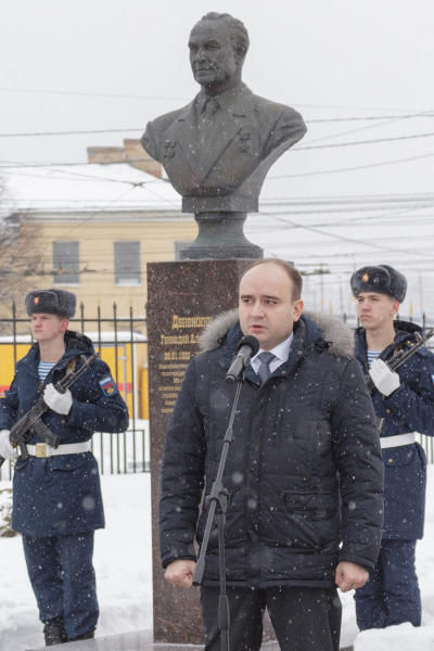 На Аллее Славы знаменитых оружейников города Тулы состоялась торжественная церемония возложения цветов к бюсту Геннадия Алексеевича Денежкина Тульский Государственный Музей Оружия