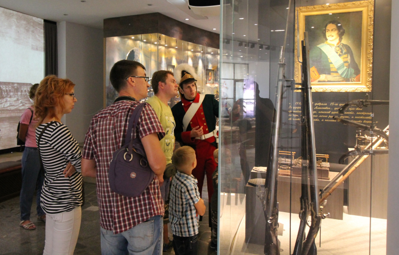 На интерактивных фотоплощадках музея сегодня особенно многолюдно. Тульский Государственный Музей Оружия