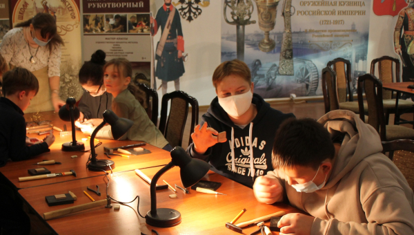 В День оружейника гости Тульского музея оружия постигают искусство художественного украшения оружия Тульский Государственный Музей Оружия