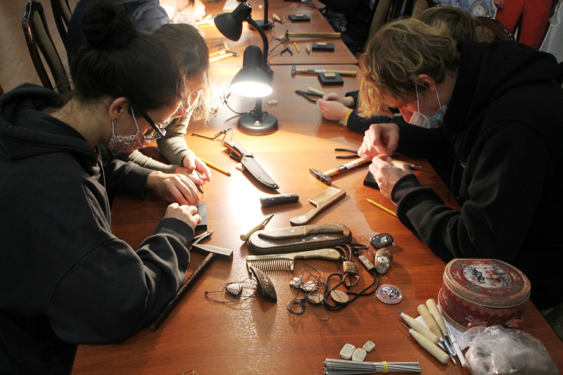 В День оружейника гости Тульского музея оружия постигают искусство художественного украшения оружия Тульский Государственный Музей Оружия