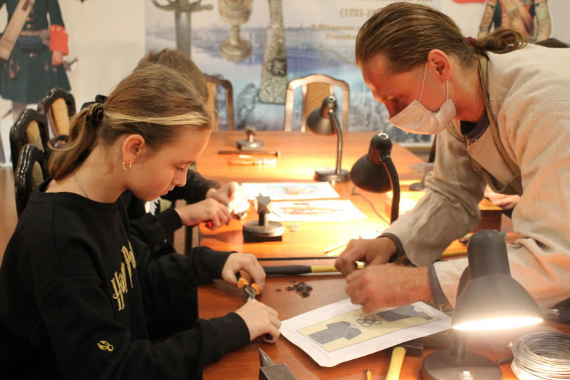 В День оружейника гости Тульского музея оружия постигают искусство художественного украшения оружия Тульский Государственный Музей Оружия