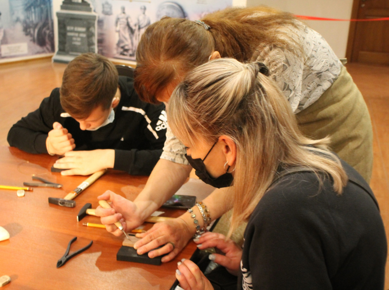 В День оружейника гости Тульского музея оружия постигают искусство художественного украшения оружия Тульский Государственный Музей Оружия