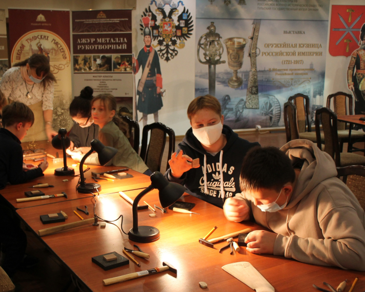 В День оружейника гости Тульского музея оружия постигают искусство художественного украшения оружия Тульский Государственный Музей Оружия