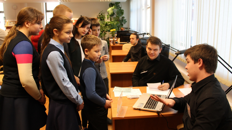 Золотая Звезда на знамени Тулы. Интеллектуальный клуб «Дилемма» в музее оружия Тульский Государственный Музей Оружия