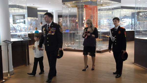 Подполковник полиции О.В. Султанов: «Приходить в музей оружия в День Победы – это традиция нашей семьи». Тульский Государственный Музей Оружия